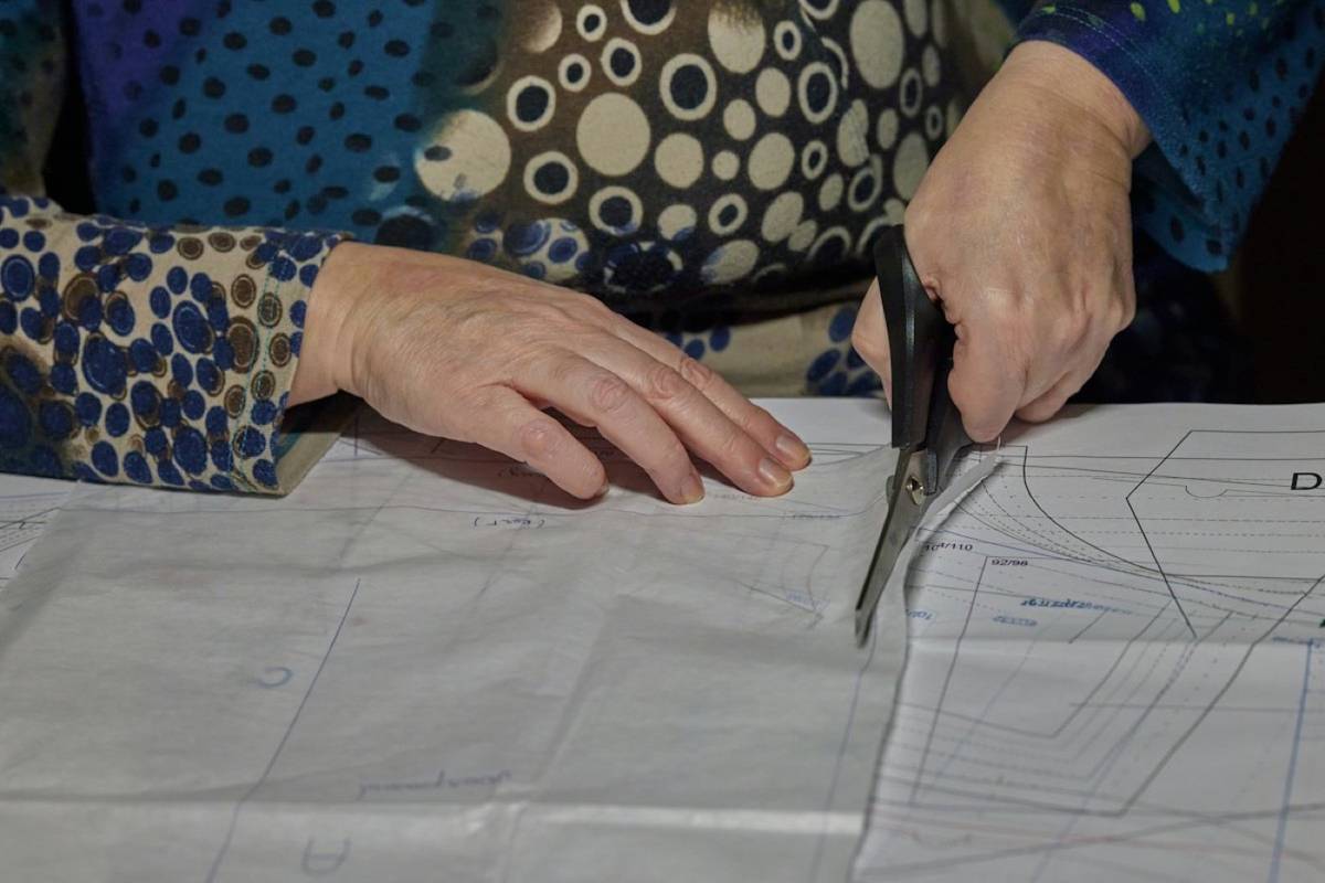 Cutting fabric on a cutting table