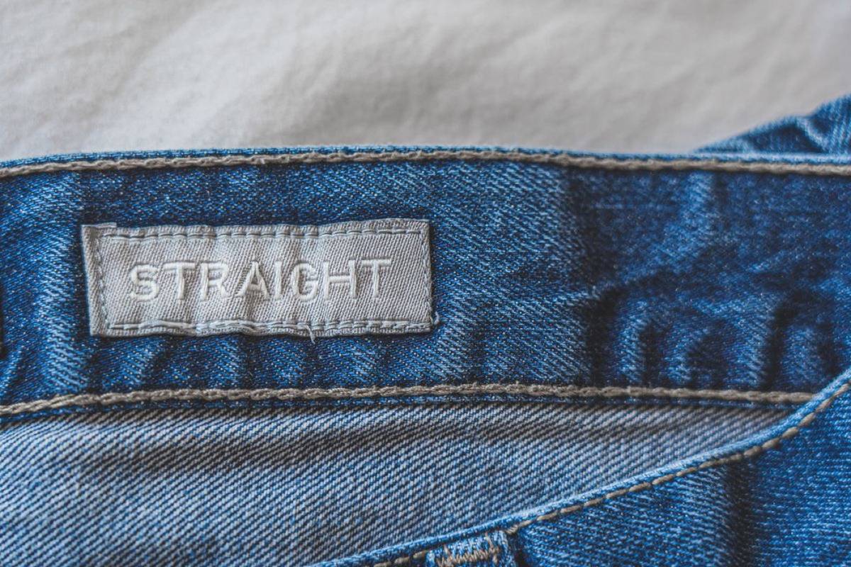 Woven label on pants