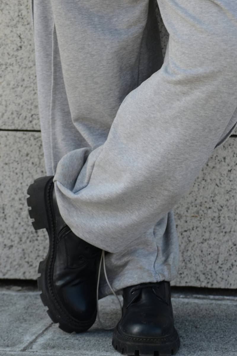 Woven label on back pocket on sweatpants